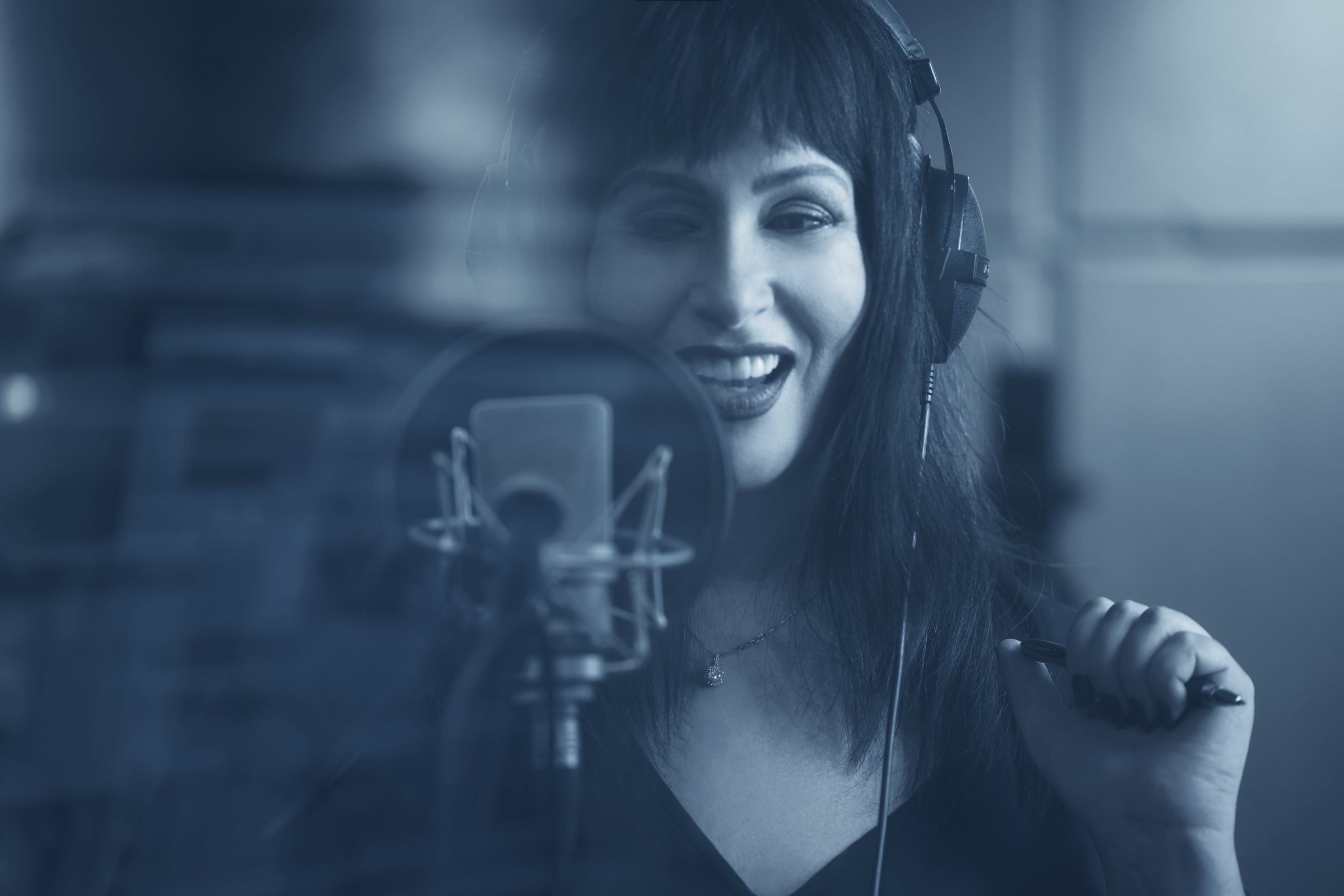 Simone Fojgiel cantando frente al micrófono en su estudio